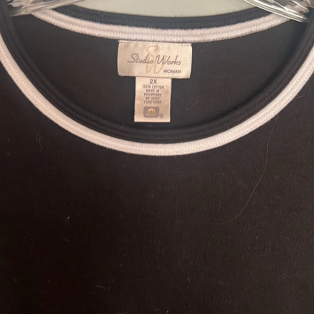 BLACK SLEEVELESS WOMENS TOP WITH WHITE TRIM AROUND COLAR 2X - Picture 2 of 4